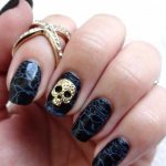 manicure with skull