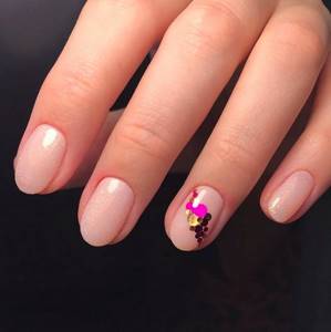 manicure with pink rhinestones