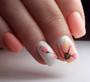 Shellac manicure with floral motifs