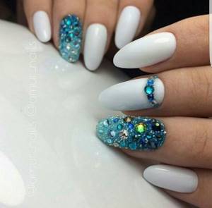 Manicure with blue glitter - new ideas in photos