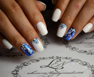 Manicure blue and white