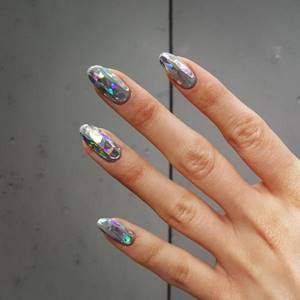 Mica manicure: brilliant nail design ideas