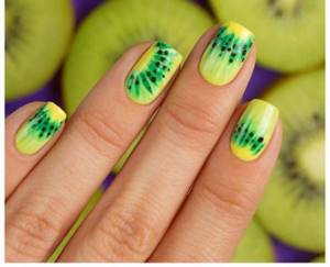 Juicy manicure with kiwi