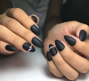 manicure in black colors
