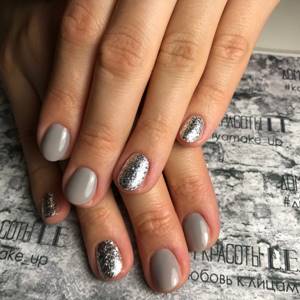 manicure in gray tones