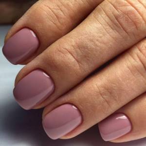 A manicure in lilac tones goes well with soft square-shaped nails.