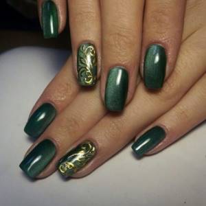green and gold manicure