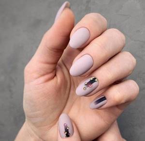Matte manicure for almond nails