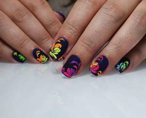 Матовый маникюр с разноцветными орнаментами на квадратных ногтях