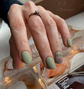 Matte dark green manicure