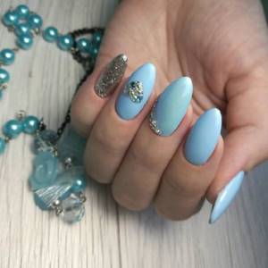 Almond-shaped manicure with rhinestones and sparkles