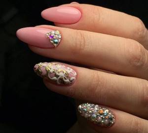 Almond-shaped manicure with rhinestones and sparkles