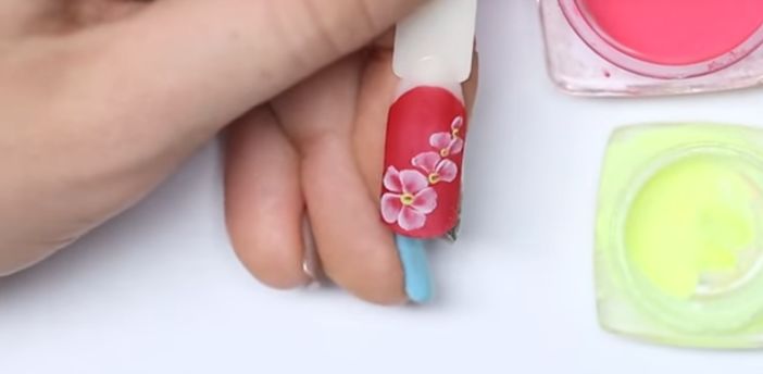 Modeling a flower with acrylic on nails