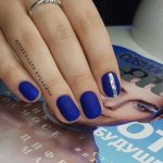Модный синий маникюр на короткие ногти