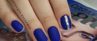 Модный синий маникюр на короткие ногти