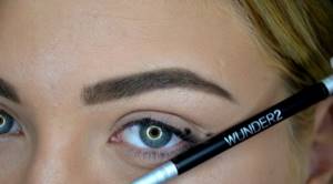 You can use the guide points to help you apply the eyeliner correctly.