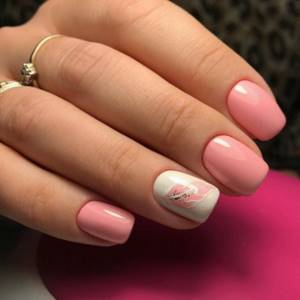 На коротких квадратных ногтях отлично смотрится м аникюр в розовых пастельных тонах.