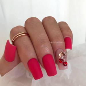 Extended manicure with voluminous decor