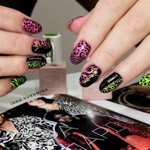 Animal print manicure extensions