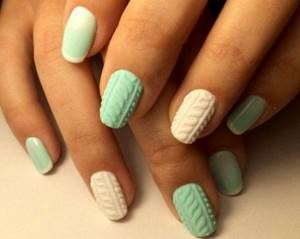 Discreet mint manicure with knitted design