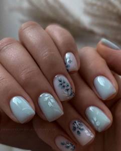 Delicate flowers on nails