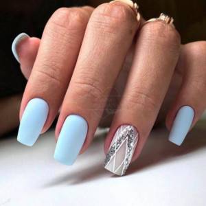 Нежный голубой матовый маникюр с серебром на ногтях мягкой квадратной формы.