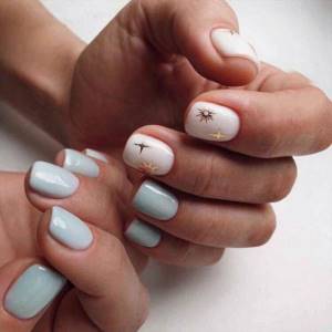 Delicate manicure in blue and white tones. With a star pattern on the thumb and forefingers. 