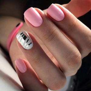 Нежный розовый маникюр с полосками на безымянном пальце.