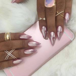 Delicate, pink mirror manicure with pigments