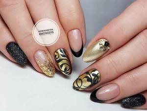 Nails beige with black and gold