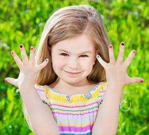 Ногти ребенка тоньше и эластичнее, чем у взрослого.