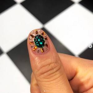 New - manicure design with jewelry (photo)