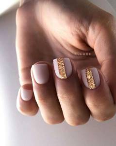 Nude and gold stripes manicure