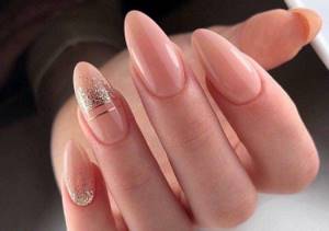 Nude manicure with glitter