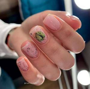 Nude manicure with leaves