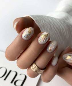 Nude manicure with strokes