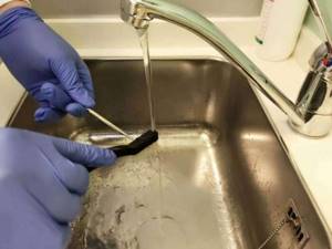 Очистка инструментов под проточной водой перед стерилизацией