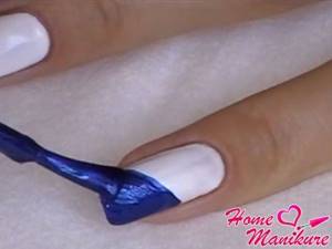 окрашивание кончика ногтя синим лаком