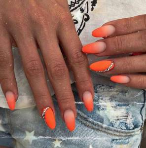 Оранжевый градиент на ногтях