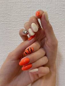 Orange zebra manicure