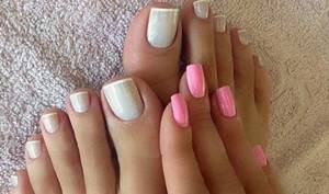 Original French pedicure: the best color combination