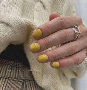 Autumn manicure short nails