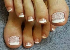 French pedicure with lace