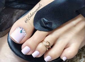 French pedicure in light colors with rhinestones: fashion 2022