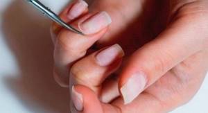 Перед тем как приступить к покраске ногтей, обязательно надо сделать обрезной маникюр.
