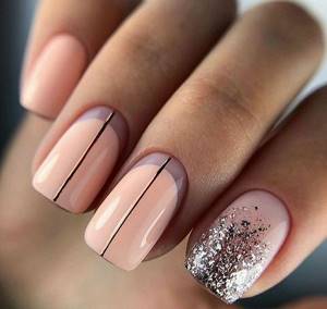 Peach manicure with glitter