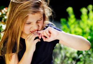 Почему у ребенка возникает желание грызть ногти