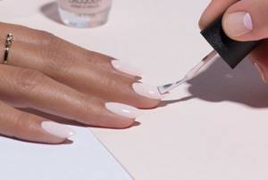 Covering nails with light gel polish