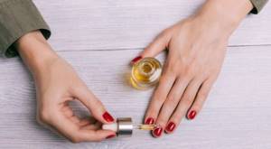 Step-by-step instructions for using remover in manicure