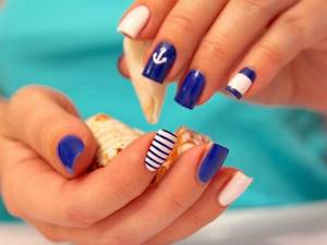 An example of a summer manicure design with stripes